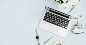 Slika laptopa za vizual članka o temi blogging za male poduzetnike.